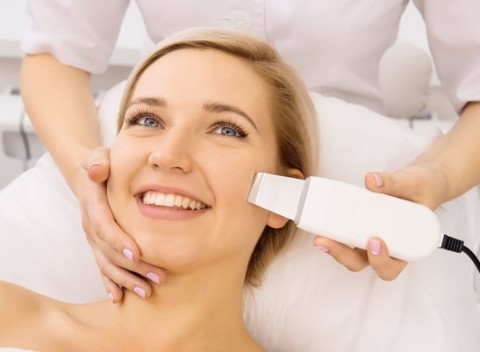 Hĺbkové ultrazvukové čistenie pleti alebo galvanické anti-aging ošetrenie namiesto botoxu.