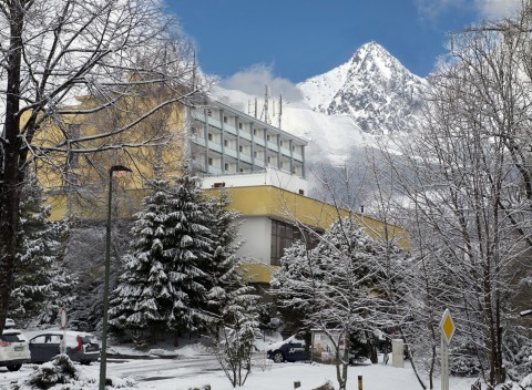 Lyžovačka v centre Tatranskej Lomnice v hoteli SOREA Urán s krásnym novým wellness a bazénom.