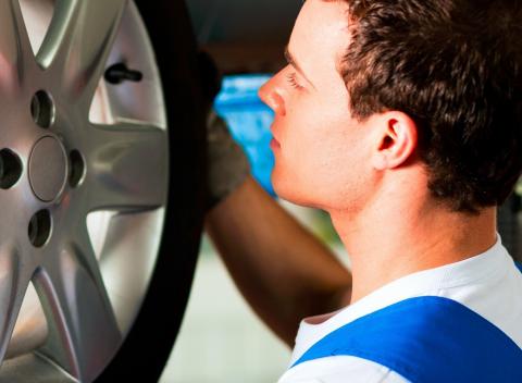 Vyzbrojte vaše auto do zimy Prezúvanie kolies s kontrolou auta