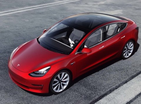 Nezabudnuteľná jazda na Tesle 3 Performance - neopakovateľný zážitok z jazdy.