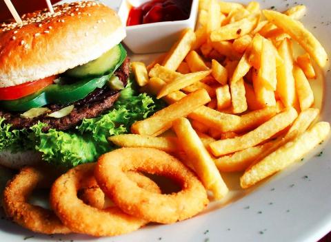 Skvelé hamburgery Ochutnajte ich s hranolčekmi a cibuľkou