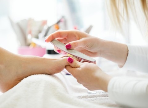 Kombinovaná medicínska pedikúra s odstránením kurích ôk, mykóz či ošetrenie nechtovej platničky.