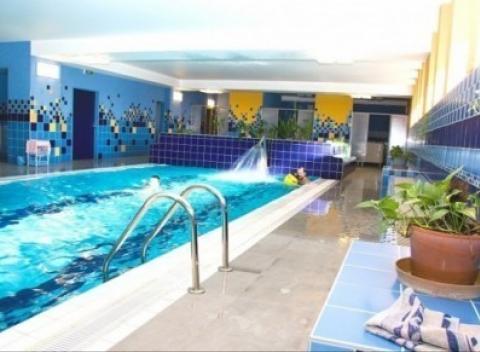 Potešte seba a blízkych pobytom v prírode Beskýd - ubytovanie s polpenziou, vstupom do vyhrievaného bazéna, masážou a alpským kúpeľom.