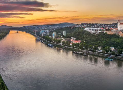 Plavby loďou pre 5 - 12 osôb s občerstvením a nápojom z Bratislavy - až do konca mája 2020.