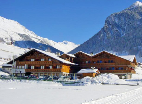 Talianske Alpy v hoteli s polpenziou, saunou a bazénom + víno, svařák a výlet so sprievodcom.