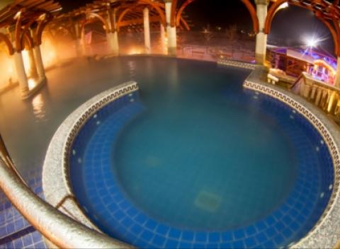 Super dovolenka v Maďarsku! Návšteva unikátnych kúpeľov Egerszalók a Demjén je veľkým zážitkom, uvidíte soľný kopec, okúpete sa v jaskyni.