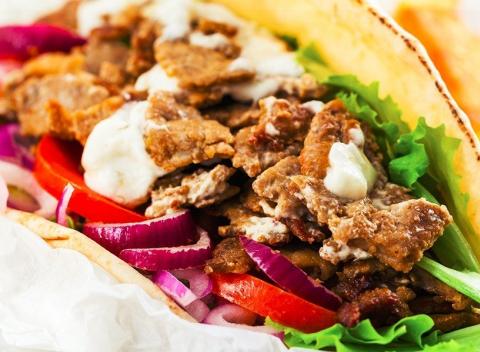 Skvelá mäsová pochúťka Gyros v placke s hranolčekmi
