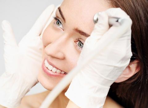 Diamanty pre vašu pleť Mikrodermabrázia a ultrazvukové čistenie tváre