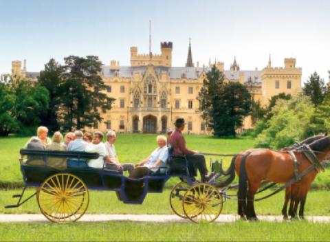 Lednice na južnej Morave s polpenziou, vínom a jazdou v kočiari. Romantický jarný pobyt hneď vedľa krásneho zámku.