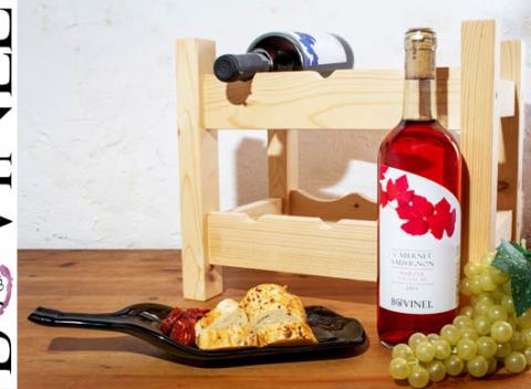 Víno nikdy nechutilo lepšie Vínna miska, stojan na víno a dve lahodné vína