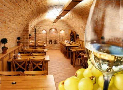 Relax v spojení s dobrým vínom je najlepšia kombinácia. Skvelá dovolenka pre dvoch v penzióne Sklep neďaleko Brna. 