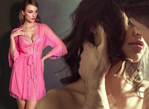 Zahaľte svoj pôvab do priehľadnej košieľky s jemnou čipkou, ktorá je doplnená skvostným županom s volánmi a tango nohavičkami. 