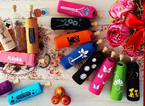 Sklenená a odolná eko fľaška v krásnom ochrannom obale je dizajnový doplnok, ktorý sa postará o váš pitný režim.