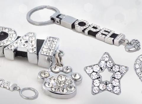 Navrhnite si sami krásnu a jedinečnú kľúčenku s príveskom a písmenkami, ktoré sú vykladané kamienkami a navliekané na pravú farebnú kožu.