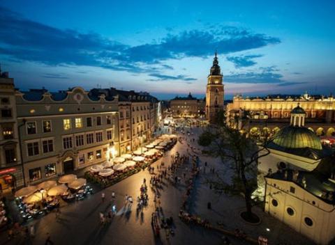 Hotel Orient**** v Krakove. Elegantné a komfortné ubytovanie so vstupom do bazéna pre dvoch v historickom kráľovskom meste.