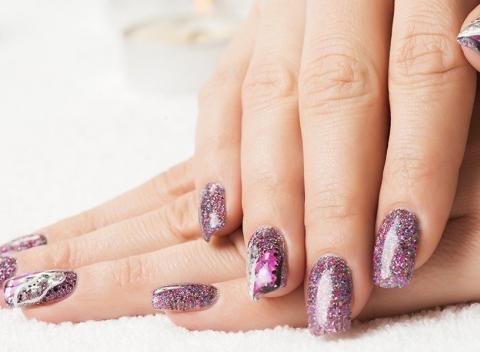 Japonská, klasická alebo wellness manikúra. Vyberte si ten správny balík starostlivosti a skrášlenia nechtov pre vás. 