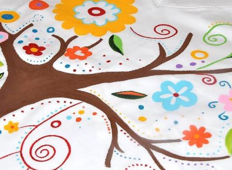 Každý deň sa naučte niečo nové. Dnes to bude maľovanie na hodváb batikovanou technikou a maľba na tašky a tričká pomocou šablón. 