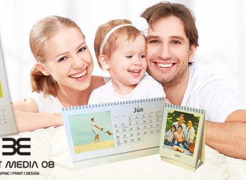 Stolový alebo nástenný kalendár z vašich vlastných fotografií. Majte vaše najmilšie okamihy na očiach celý budúci rok.