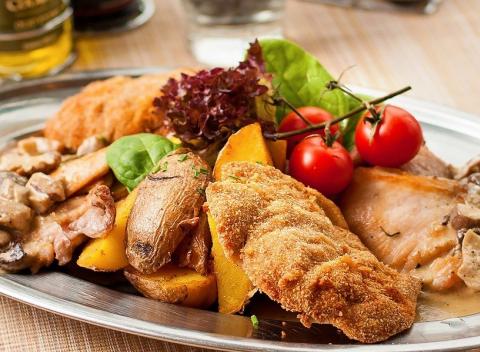 Výdatná mäsová misa v Cafe Restaurant Lokál vám ponúkne z každého rožku trošku. Bravčovinka, kuracinka a k tomu príloha.