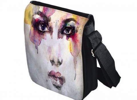 Štýlová taška cez rameno s vlastnou potlačou. Keď sa s ňou už musíte ťahať, tak nech je aspoň taká, akú ju mať chcete.