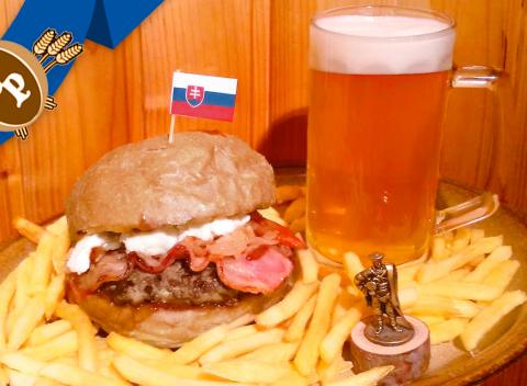 Chutný Jánošíkov hamburger s pivom Pressburg v slovenskej kombinácii s ovčou bryndzou, slaninkou, cibuľkou a porciou lahodných hranoliek.
