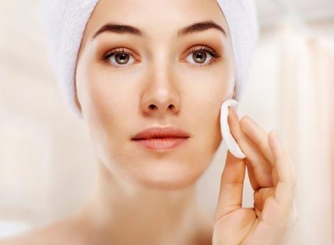 Hĺbkové čistenie pleti s úpravou obočia. Hodinová procedúra je spojená aj s príjemnou masážou tváre a liečivou maskou. 