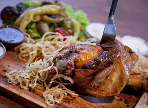 Koleno, rebierka a krídelká. Chrumkavá gurmánska pyramída v Starom Meste. Vynikajúca kuchyňa, príjemný personál a pokojné prostredie.