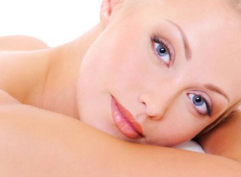 Profesionálna BioWave fotónová terapia. Navštívte Wellness & Cosmetic Institute v Bratislave a dodajte svojej pleti mladistvejší vzhľad.