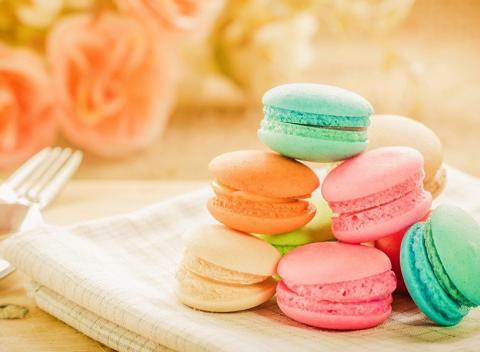 Francúzske makrónky 5 alebo 20 kusov. Naservírujte si luxusný dezert! Farebné makrónky z vaječného bielka, zlepené sladkou náplňou. 