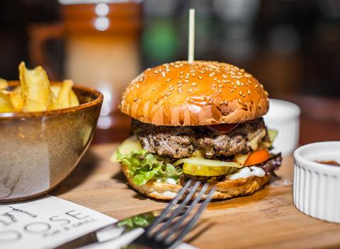 Fantastický Royal Cheese Burger v Moose Pub & Grill. Otvorený dizajn vzducholode, americká a slovenská kuchyňa. 