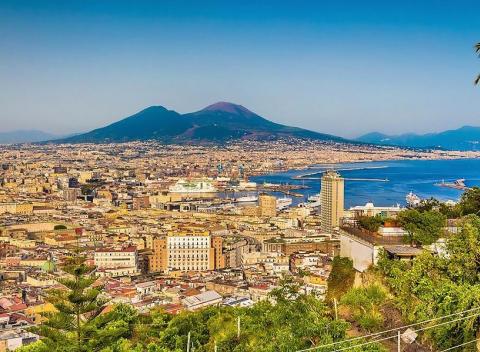 Vyberte sa na potulky po talianskej Kampánii. Čaká na vás Neapol, ostrov Capri, mestečko Positano,  ruiny mesta Pompeje a sopka Vezuv. 