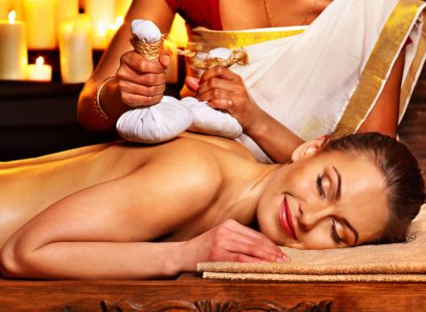 Masáž chrbta a nôh, Abhyanga - ajurvédska celotelová olejová masáž alebo Abhyanga a indická masáž hlavy a tváre Champi.