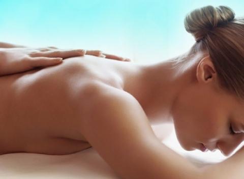 Úžasné masáže ako dokonalý darček. Aromatická, zamatová, antistresová. Ponuka je široká a každá možnosť vám citeľne prospeje.