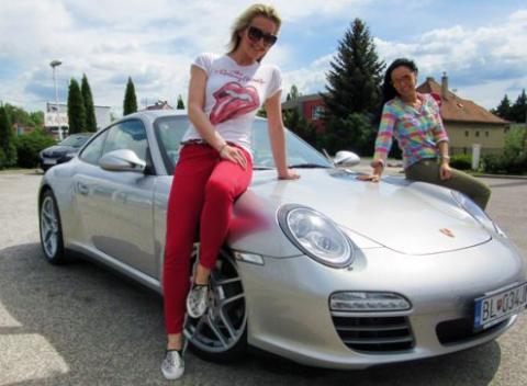Splňte si sen a zajazdite si na Porsche 911 Carrera 4S! 408 koní pri 6500 otáčkach za minútu vám zaručia skvelý zážitok.