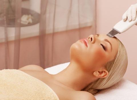 Starajte sa pravidelne o vašu krásu a doprajte si kompletné hĺbkové ošetrenie pleti skin scrubberom a kozmetikou Lambre.