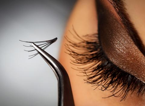 Dlhé, husté a prirodzene vyzerajúce riasy. Získajte krásny pohľad vďaka aplikácii 3D, 4D alebo trsov mihalníc! V cene aj farbenie obočia.