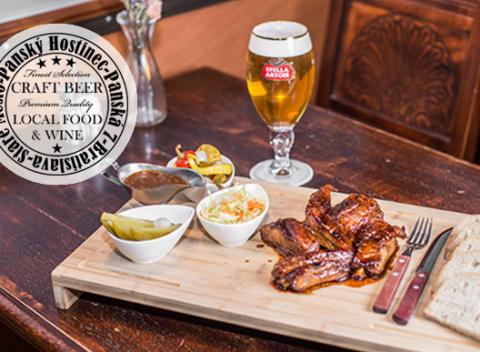 Panské polkilové bravčové mäsité rebrá s BBQ omáčkou, domácim kapustovým šalátom, zeleninou a chlebom v Panskom hostinci.