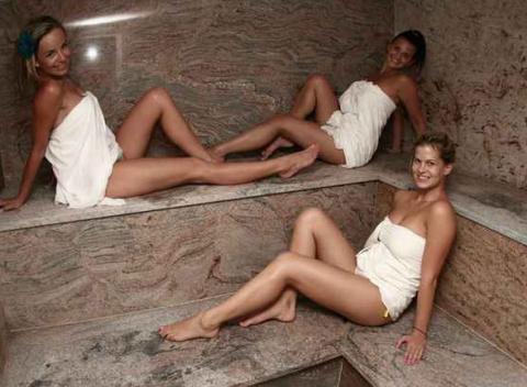 Romantický wellness pobyt v hoteli Alžbetin dvor. Bazény, vírivky, sauny, fitness či masáže len 9 km od Bratislavy. 