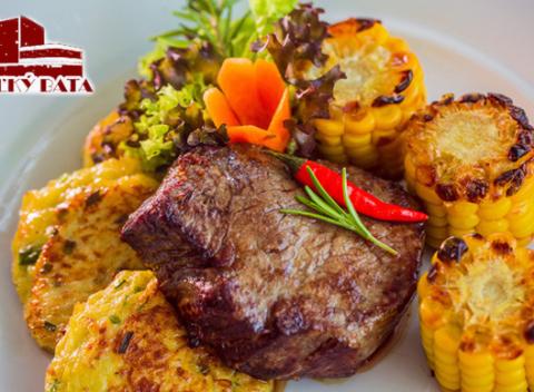 Hovädzí steak s pečenou kukuricou a s plátkom slaninky. Jedlá tradičnej prešporskej kuchynev novom, modernom šate.