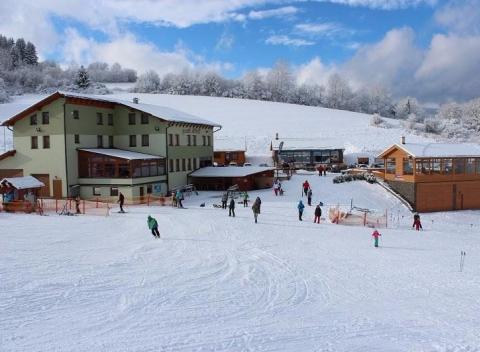 Lyžiarsky a wellness pobyt so skipasmi v lyžiarskom stredisku Nižná Uhliská***. Čaká na vás rozprávkové ubytovanie v zasneženej krajine.