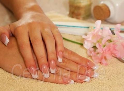 Rozmaznajte svoje poškodené nechty a doprajte im zdravý lesk vďaka klasickej, francúzskej alebo japonskej manikúre.