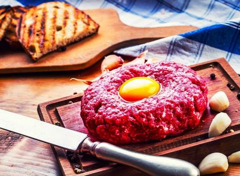 Chutný tatársky biftek z hovädzej sviečkovice. Jedinečná, fantastická a kvalitná pochúťka v Staromestskej pivárni. 