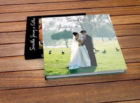 Fotokniha v tvrdých doskách Prekvapte svojich blízkych originálnym darčekom. Je to trvalá spomienka na dovolenku, krásne chvíle, svadbu. 
