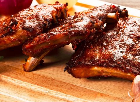 Úžasná chrumkavá pochúťka. Kilo pečených rebierok v marináde s oblohou a k dokonalému stolovaniu nesmie chýbať ani svieže pivo Krušovice.