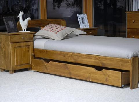 Doprajte si kvalitný spánok. Masívne postele z borovicového dreva s roštom a so zdravotným matracom vám zaručia príjemné sny.