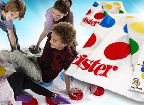 Veľmi zábavná hra Twister. Na rôzne party či posedenia s priateľmi, pre deti. Zažijete pri nej množstvo vtipných situácií.