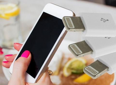 Praktická micro USB redukcia pre Apple zariadenia, vhodné pre iPhony, iPody i iPady. Slúži na nabíjanie a prenos dát. 