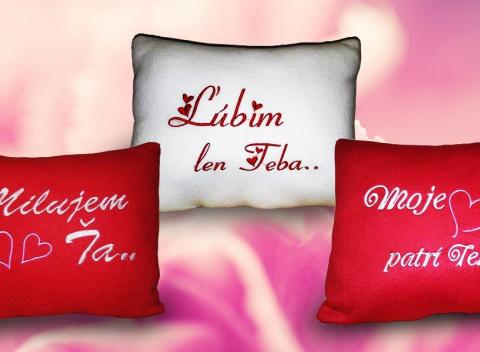 Valentínske vyšívané vankúše s vlastným nápisom. Nenechajte svoju blízku osôbku bez tohto originálneho darčeka.