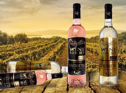 Valentínske Gold Cuvee 23-karátové zlato s etiketou podľa vlastného návrhu. Luxusné víno s lupeňmi zlata a personalizovaným nápisom.