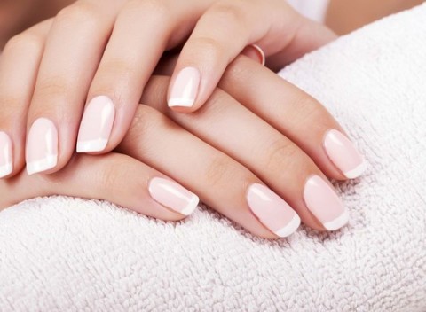 Manikúra – japonská alebo kombinovaná s UV gél lakom v salóne krásy WhiteLab.